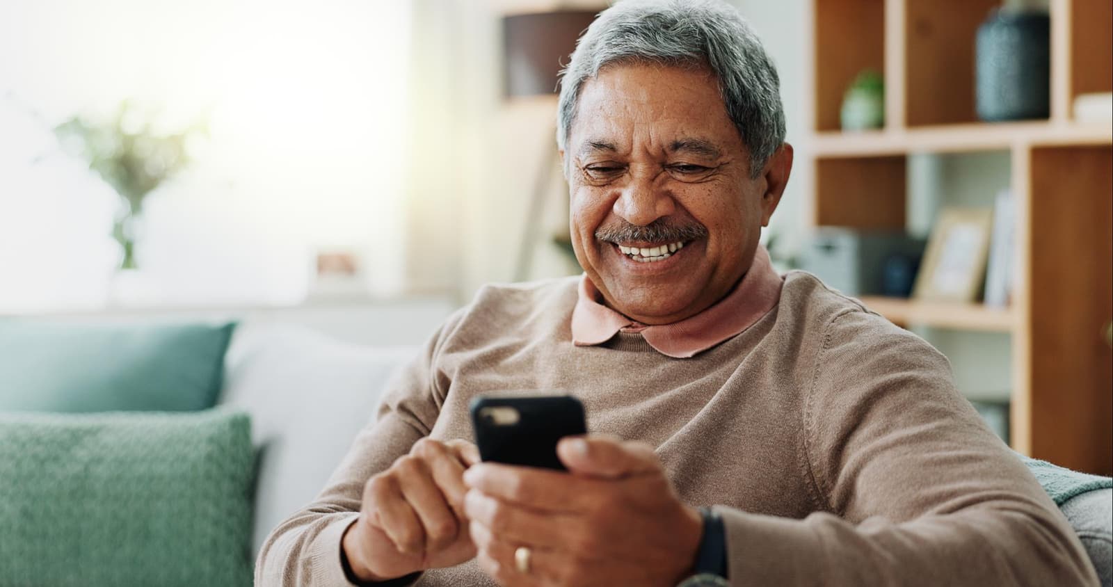 Familia celebrando el Día de los Padres a la distancia